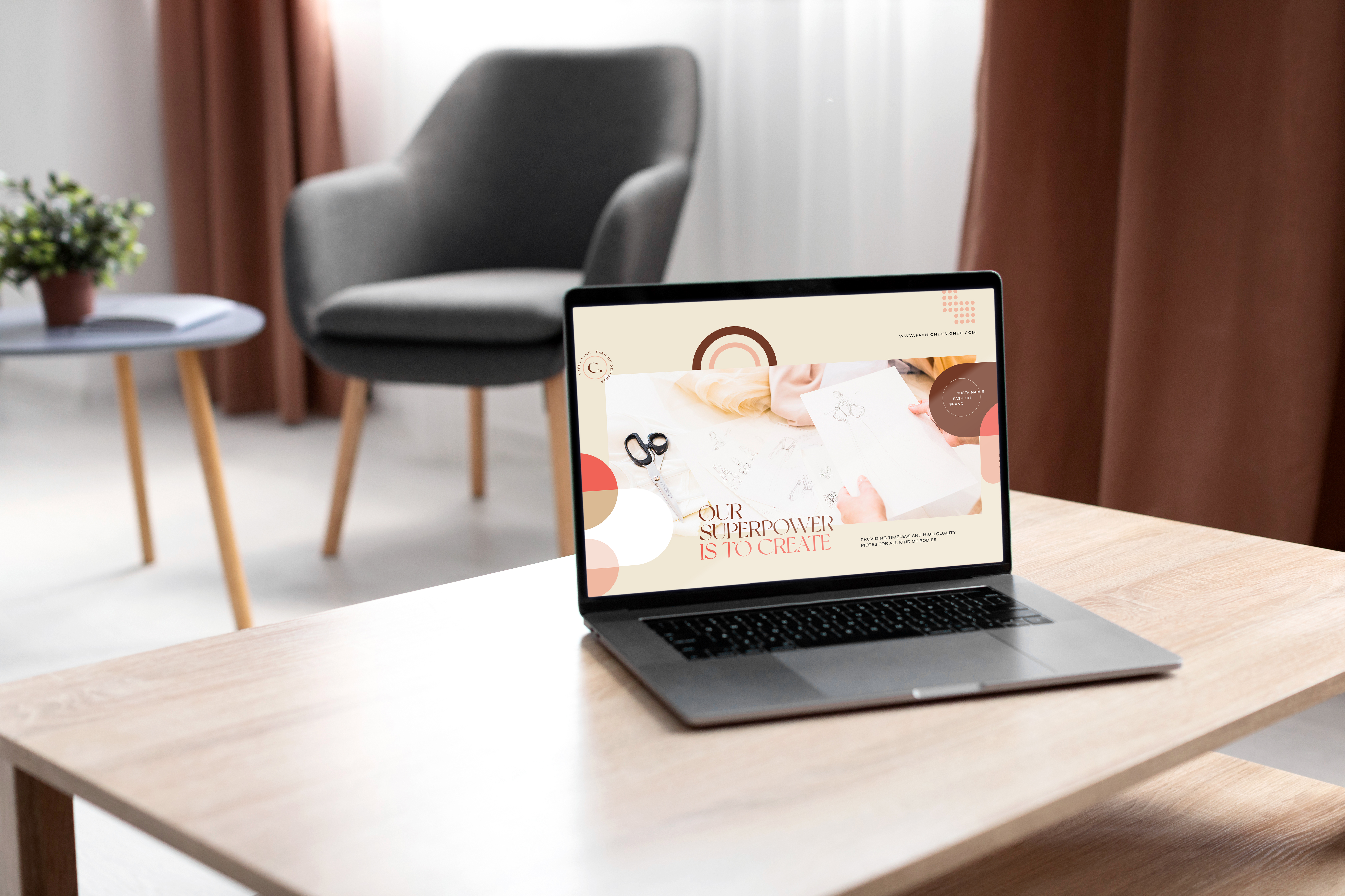 une page web s'affiche sur l'écran d'un ordinateur portable posé sur une table en bois. Un fauteuil, une table basse et une plante an arrière-plan.